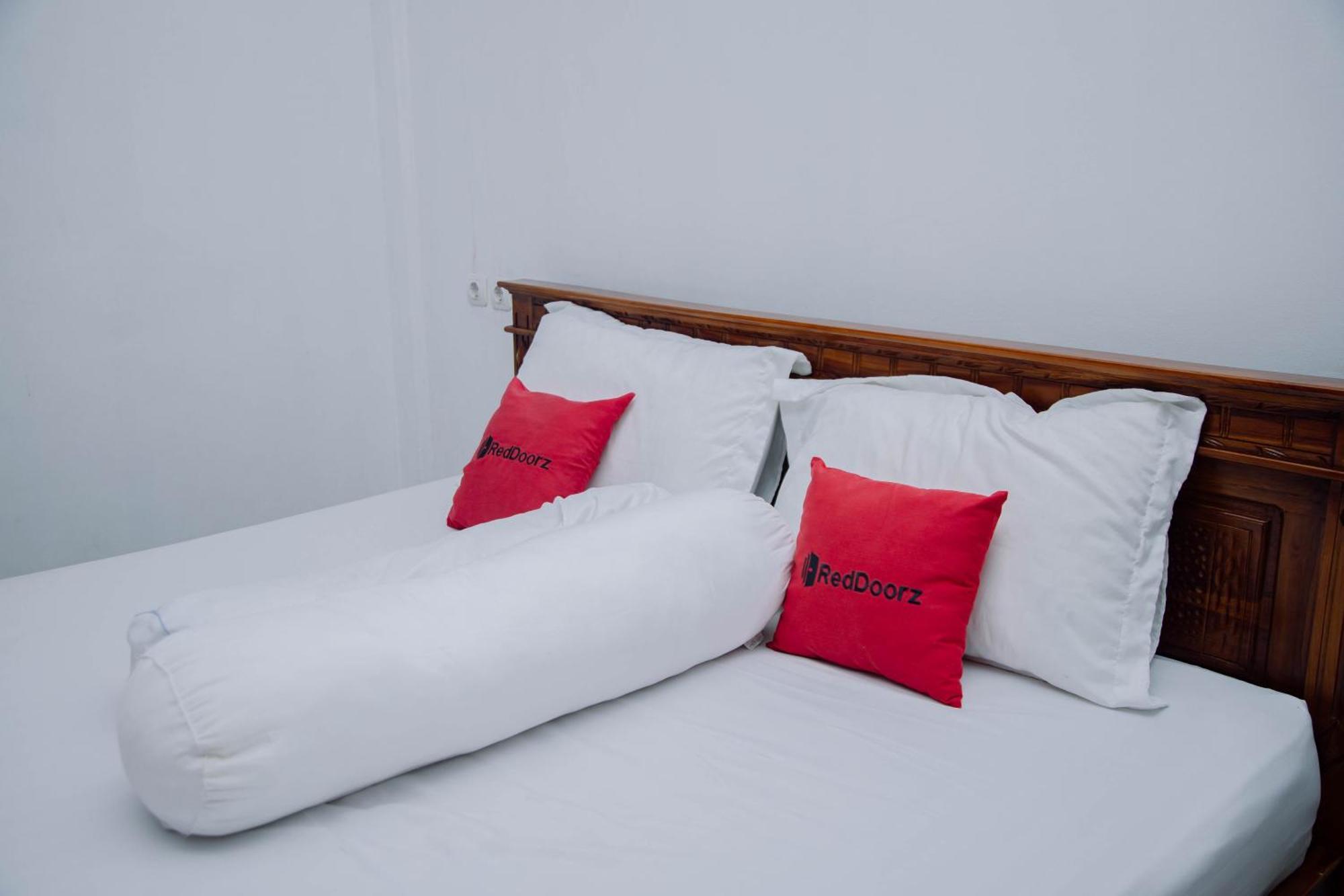 Reddoorz At Villa Bukit Senyum Lombok Kuripan エクステリア 写真