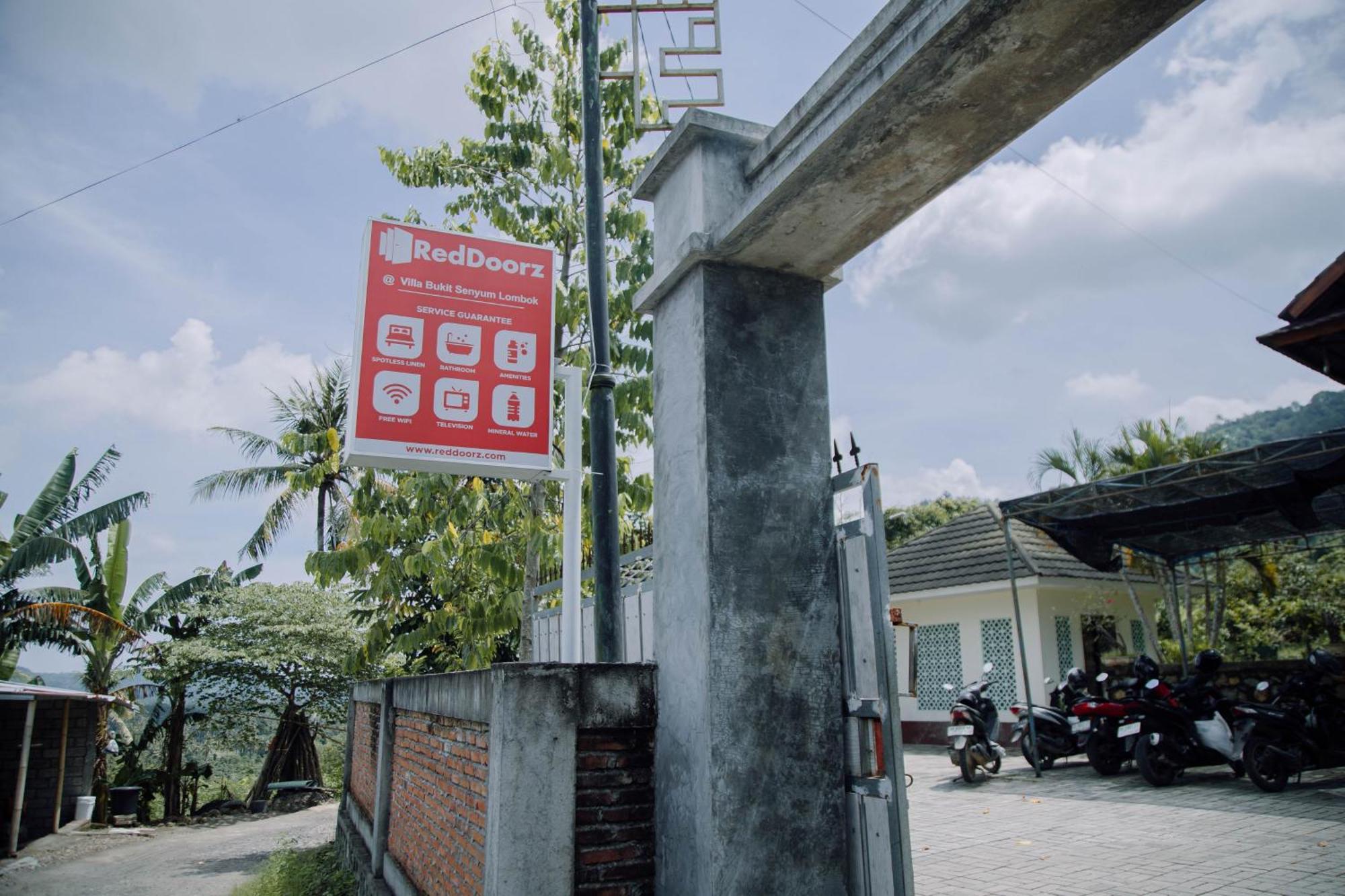Reddoorz At Villa Bukit Senyum Lombok Kuripan エクステリア 写真